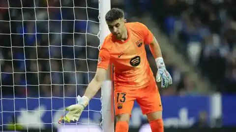 Imagen 1 de Cornellá, un infierno para Joan Garcia: pancartas con ratas, silbidos constantes, mecherazos y actuación heroica