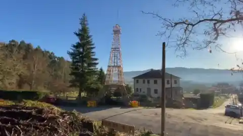 Imagen 1 de Así es la torre Eiffel que revoluciona Pontevedra para estas fiestas