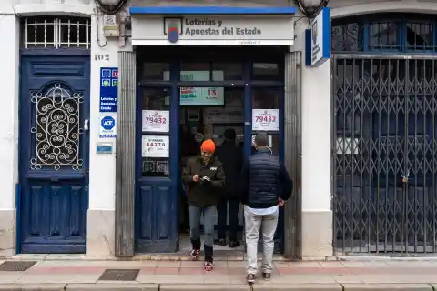 Imagen 1 de El sorteo del Niño reparte el día de Reyes 770 millones tras unas agitadas navidades con el Gordo en Villamanín