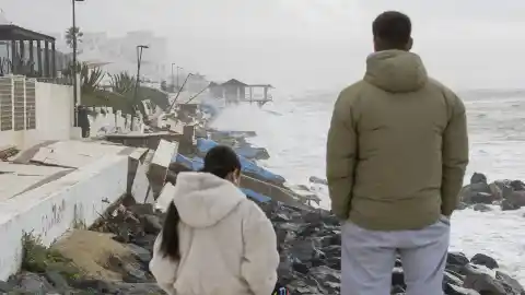 Imagen 1 de Dos evacuados en primera línea de playa en Matalascañas a causa de la borrasca Francis