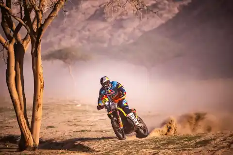 Imagen 1 de Etapa 1 del Rally Dakar: Edgar Canet impresiona y Carlos Sainz tira de cautela en una carrera donde no todo es lo que parece