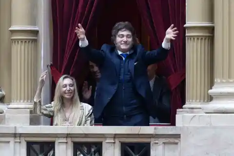 Imagen 1 de El Gobierno de Milei estrena un nuevo esquema cambiario, mientras busca recursos para pagar vencimientos de deuda