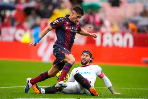 Imagen 1 de Luis Castro se estrena en el Levante con un triunfo ante un pobre Sevilla