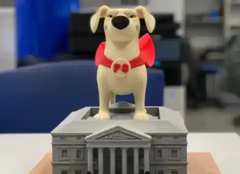 Imagen 1 de SER Catalunya subasta un ‘Perro Sanxe’ del despacho del presidente del Gobierno