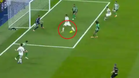 Imagen 1 de Así fue el tercer gol de Gonzalo García, un taconazo sensacional que le valió una ovación de honor del Santiago Bernabéu