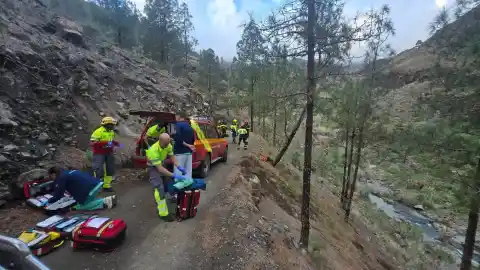 Imagen 1 de Dos muertos y dos heridas graves al caer un vehículo en una charca de Gran Canaria