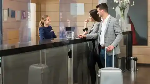 Imagen 1 de Interior negocia con hoteles y agencias de viajes para adaptar el nuevo registro de viajeros