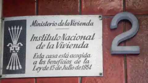 Imagen 1 de Adiós al yugo y las flechas: el Gobierno elabora un catálogo de símbolos antidemocráticos
