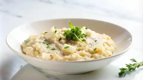 Imagen 1 de Orzo cremoso con limón y espinacas, la receta barata que se cocina como un arroz y está lista en 10 minutos