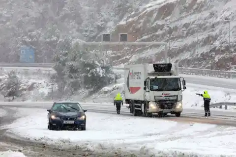 Imagen 1 de La nieve llega a cotas bajas de Barcelona, Tarragona y Lleida y amenaza la movilidad por carretera