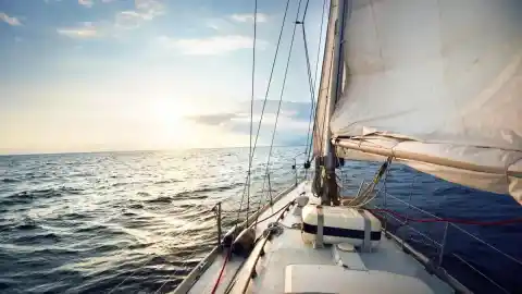 Imagen 1 de 2026: Viento a favor en un mar agitado y con un boquete en el casco