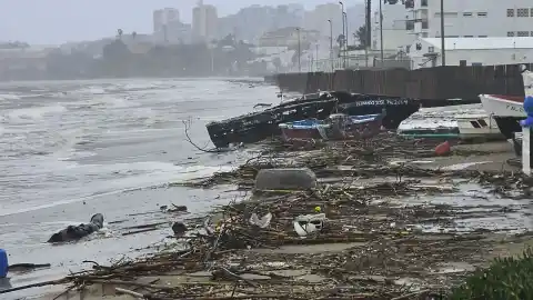 Imagen 1 de Borrasca Francis, en directo | La borrasca Francis alcanza hoy su pico tras dejar nieve en Madrid y anegar localidades enteras de Cádiz y Málaga