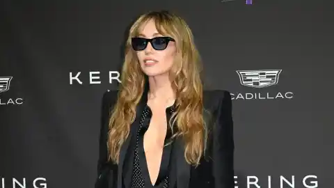 Imagen 1 de Miley Cyrus se enfrenta a un fotógrafo en la alfombra roja: "Si me gritas haré justo lo contrario"