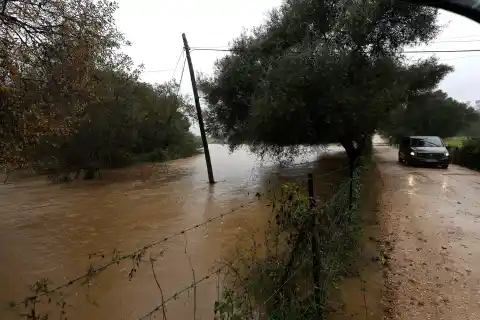 Imagen 1 de Medio millar de viviendas desalojadas en Cádiz y una treintena de carreteras afectadas en el resto del país por los efectos de la borrasca ‘Francis’
