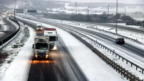 Imagen 1 de La nieve obliga a cortar carreteras en Catalunya: la C-14 en Solivella y la B-221 en Montmaneu