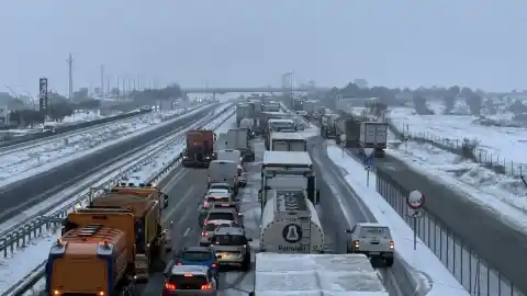Imagen 1 de Un accidente en la A-2 colapsa la vía y deja atrapadas a máquinas quitanieves en plena nevada
