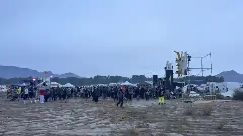 Imagen 1 de El frío y la lluvia hacen mella en la 'rave' de Albacete, que pierde asistentes a pocas horas de la noche de Reyes
