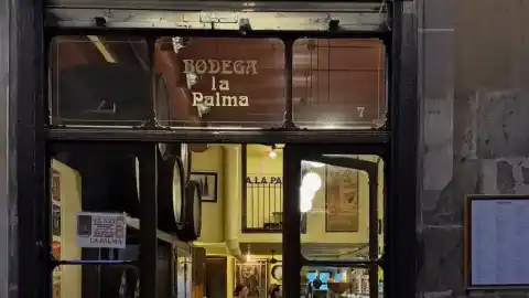 Imagen 1 de La bodega del barrio Gótico de Barcelona que ha visitado Rosalía: cocina tradicional y vermú de grifo