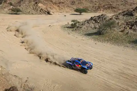 Imagen 1 de Carlos Sainz sufre y Nasser Al-Attiyah toma el mando del Dakar en el día de la emboscada de los Toyota