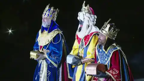 Imagen 1 de La cabalgata de Alcoi, la más antigua de España, resiste frente a la borrasca ‘Francis’