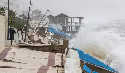 Imagen 1 de El temporal pulveriza el paseo marítimo de Matalascañas en Huelva