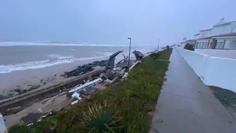 Imagen 1 de Desalojan un edificio de Matalascañas por "riesgo de colapso" y Almonte pide la intervención de la UME