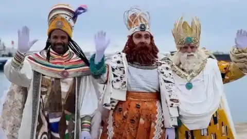 Imagen 1 de Los Reyes Magos desembarcan en Barcelona a bordo de una Golondrina y reciben la llave "mágica" de la ciudad