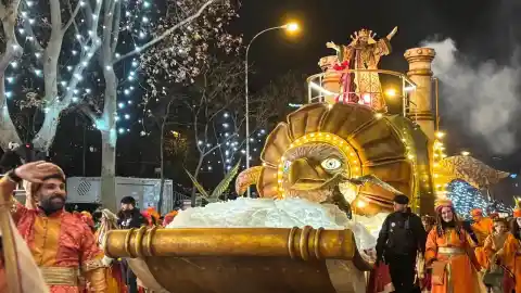 Imagen 1 de Los Reyes Magos desafían el frío para lanzar 1.200 kilos de caramelos en Madrid