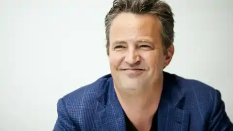 Imagen 1 de Aparece un emotivo homenaje en la tumba de Matthew Perry, dos años después de su muerte
