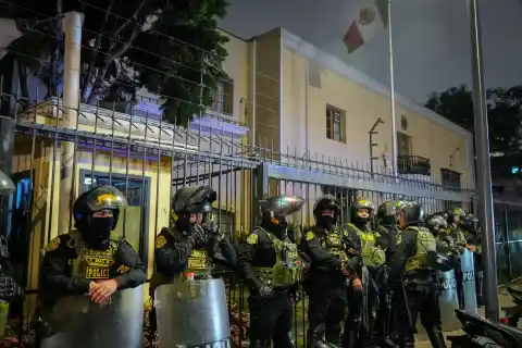 Imagen 1 de Sheinbaum advierte de que el asalto a la Embajada mexicana en Perú violaría la normativa internacional