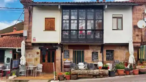 Imagen 1 de El pequeño mesón de Cantabria donde todavía se come como antes: precios humildes y un tradicional cocido montañés