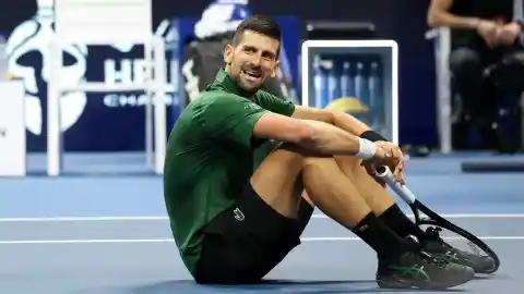 Imagen 1 de Novak Djokovic se cae de Adelaida y llegará sin rodaje al Open de Australia