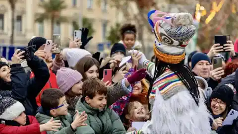 Imagen 1 de Miles de niños retan al frío para ver a Melchor, Gaspar y Baltasar antes de la noche mágica