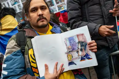 Imagen 1 de El venezolano que dibujó a Maduro en el tribunal de Nueva York: “Él estaba sonriente y miraba a todos los que estábamos allí a la cara”