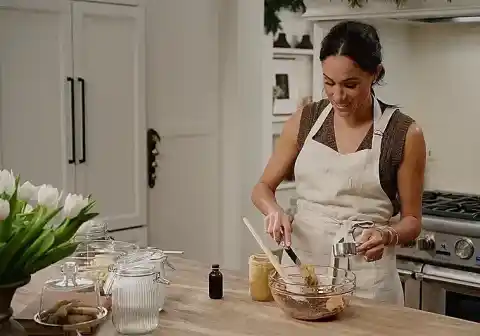 Imagen 1 de Espaguetis en sartén o ensalada de frutas con temática arcoíris: Meghan Markle sorprende con su primer libro de recetas