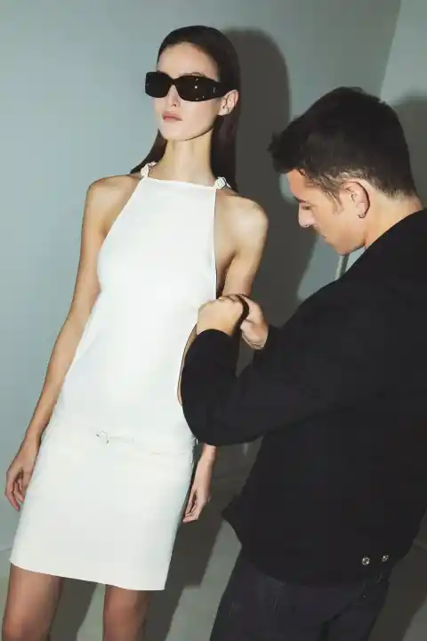 Imagen 1 de Nicolas Di Felice, director creativo de Courrèges, se atreve a utilizar la moda como expresión