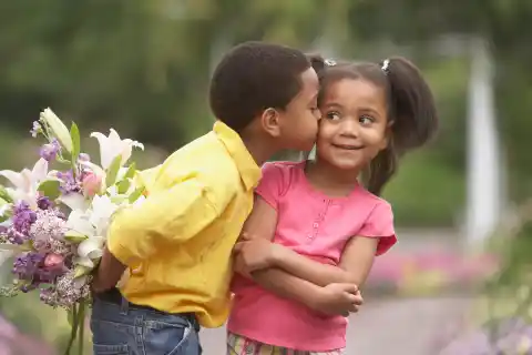 Imagen 1 de Por qué debemos dejar de preguntar a los menores si tienen novio o novia