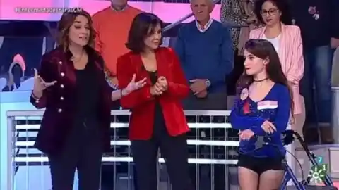 Imagen 1 de Una directiva de Canal Sur y una invitada de Toñi Moreno se enzarzan al llevar a un artista que no conocía diciendo que era su favorito