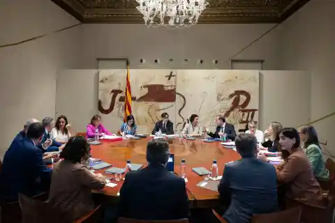 Imagen 1 de Illa y su Govern recibieron 1.261 obsequios en 2025, entre los cuales aceite, vino, libros, cuadros y ropa