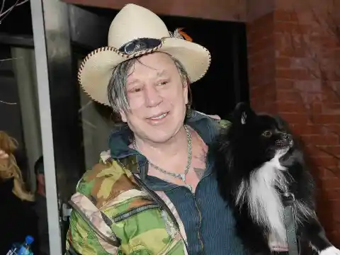 Imagen 1 de Mickey Rourke niega estar detrás de la recaudación de fondos organizada por su equipo, preocupado por su situación: “Es humillante”