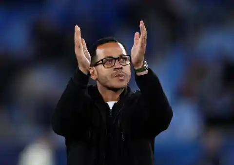 Imagen 1 de El Chelsea ficha a Rosenior, un entrenador sin experiencia, hasta 2032