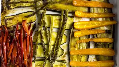 Imagen 1 de Ni aceite de oliva ni sal: el truco que poca gente conoce para que las verduras asadas queden perfectas