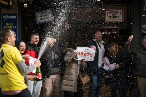 Imagen 1 de Un viaje de fin de curso, millones en el corazón de la dana y un décimo nocturno en un sorteo del Niño muy repartido