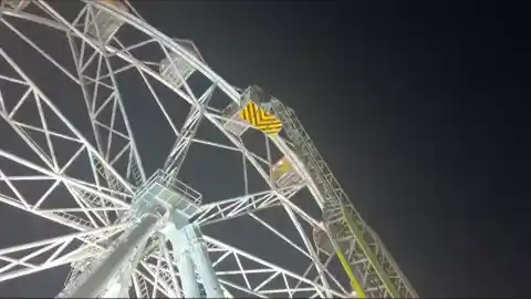Imagen 1 de Los bomberos rescatan a 19 personas de la noria del parque Mágicas Navidades de Torrejón de Ardoz