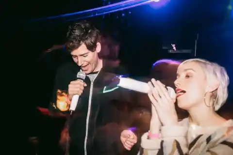 Imagen 1 de Karaokes y cines solo para amigos o el auge de los planes para salir sin mezclarse con gente: “Los jóvenes están más habituados al individualismo”