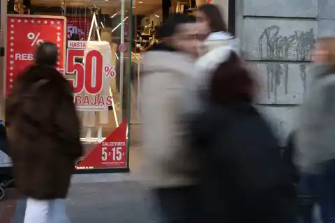 Imagen 1 de Empiezan las rebajas de invierno en Zara, Mango y El Corte Inglés, ¿hasta cuándo durarán?