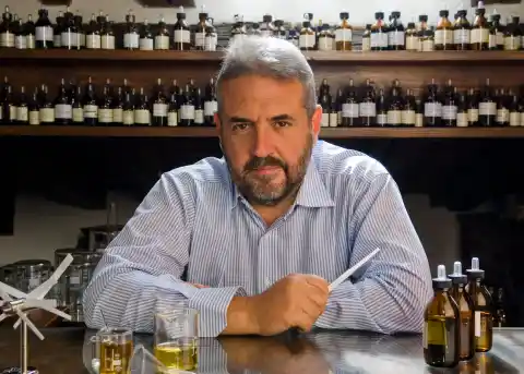 Imagen 1 de Lorenzo Villoresi, perfumista: “Hoy parece que en vez de soplar el viento para impulsarnos hacia delante, nos tira hacia atrás.  Pero la creatividad va más allá”