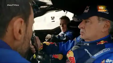 Imagen 1 de La surrealista reacción de Sainz en una conversación con su ingeniero en el Dakar: "Hay mucha guerra"