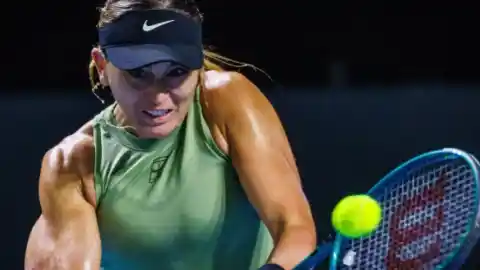 Imagen 1 de Los impresionantes brazos de Badosa, reflejo de su duro entrenamiento: "Te da la mano y te carga el móvil"