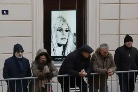 Imagen 1 de Familiares y admiradores de Brigitte Bardot acuden a la última despedida con la legendaria actriz